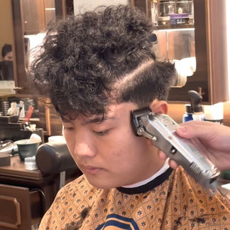 Tóc xoăn mì tôm, tóc xoăn nam, kiểu tóc xoăn đẹp, barber, barbershop, tiệm tóc nam, cắt tóc nam, tiệm hớt tóc, hớt tóc nam, tóc nam đẹp, tiệm cắt tóc quận 3, tiệm tóc quận 10, tiệm tóc quận 5, tóc nam lịch sự, tóc nam cổ điển, tóc nam đi tiệt, cắt tóc nam ở đâu, tạo kiểu tóc, sấy tóc, cắt tóc, tóc nam sành điệu, tóc đẹp quận 3, nhuộm tóc nam, uốn tóc, ép side, sidepart, longtrim, buzzcut, tóc chải, pomade, undercut, pompadour, gentleman