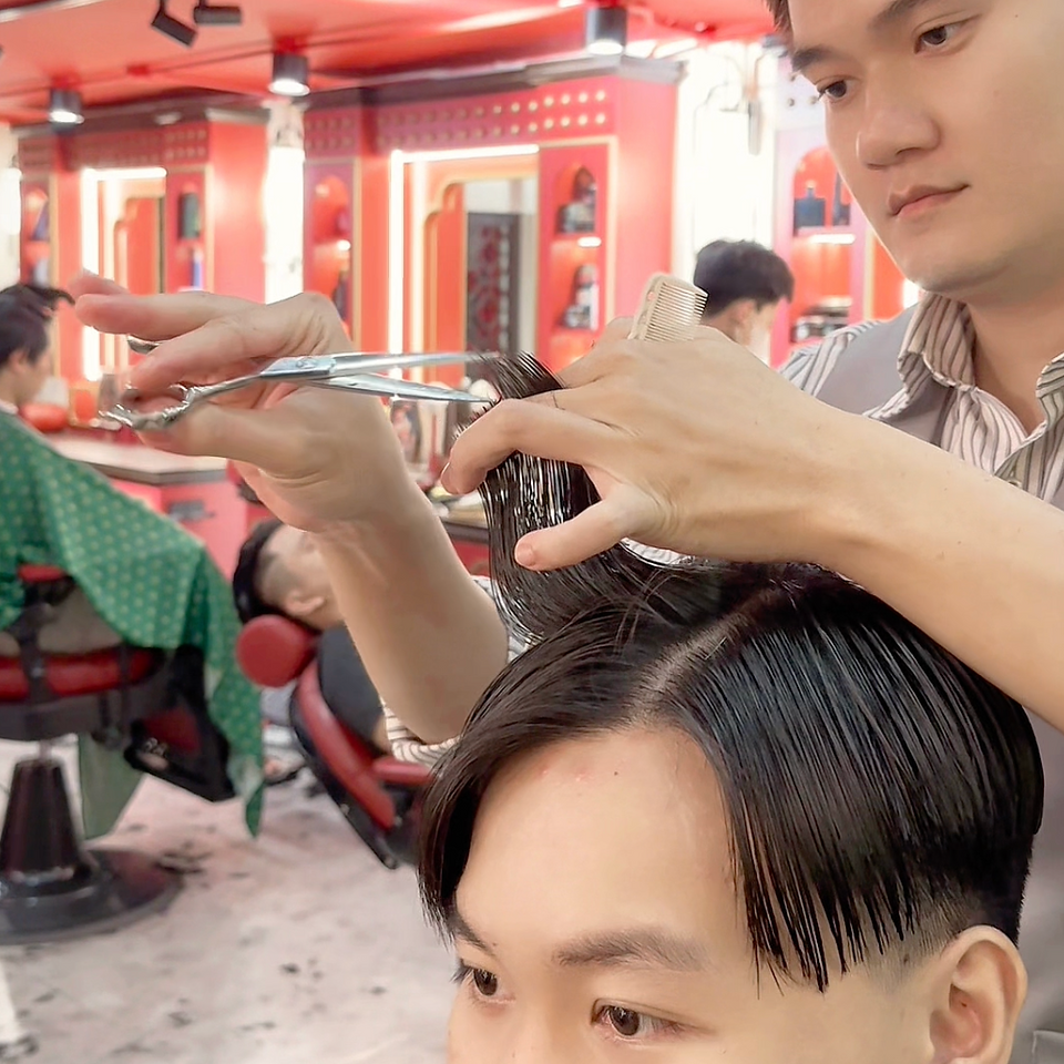bespoke barbering, bespokecoloring, bespoke home service, cắt tóc tận nơi, cắt tóc tận nhà, barber home service, cạo râu khăn nóng, barber, barbershop, tiệm tóc nam, cắt tóc nam, tiệm hớt tóc, hớt tóc nam, tóc nam đẹp, tiệm cắt tóc quận 3, tiệm tóc quận 10, tiệm tóc quận 5, tóc nam lịch sự, tóc nam cổ điển, cắt tóc, nhuộm tóc nam, uốn tóc, ép side