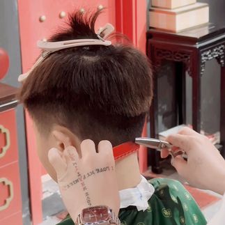 bespoke barbering, bespokecoloring, bespoke home service, cắt tóc tận nơi, cắt tóc tận nhà, barber home service, cạo râu khăn nóng, barber, barbershop, tiệm tóc nam, cắt tóc nam, tiệm hớt tóc, hớt tóc nam, tóc nam đẹp, tiệm cắt tóc quận 3, tiệm tóc quận 10, tiệm tóc quận 5, tóc nam lịch sự, tóc nam cổ điển, cắt tóc, nhuộm tóc nam, uốn tóc, ép side