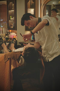 cạo râu khăn nóng, barber, barbershop, tiệm tóc nam, cắt tóc nam, tiệm hớt tóc, hớt tóc nam, tóc nam đẹp, tiệm cắt tóc quận 3, tiệm tóc quận 10, tiệm tóc quận 5, tóc nam lịch sự, tóc nam cổ điển, tạo kiểu tóc, sấy tóc, cắt tóc, tóc nam sành điệu, tóc đẹp quận 3, nhuộm tóc nam, uốn tóc, ép side, sidepart, buzzcut, tóc chải, pomade, undercut, pompadour,