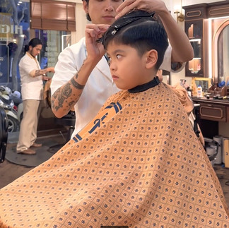 cạo râu khăn nóng, barber, barbershop, tiệm tóc nam, cắt tóc nam, tiệm hớt tóc, hớt tóc nam, tóc nam đẹp, tiệm cắt tóc quận 3, tiệm tóc quận 10, tiệm tóc quận 5, tóc nam lịch sự, tóc nam cổ điển, tạo kiểu tóc, sấy tóc, cắt tóc, tóc nam sành điệu, tóc đẹp quận 3, nhuộm tóc nam, uốn tóc, ép side, sidepart, buzzcut, tóc chải, pomade, undercut, pompadour