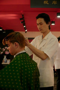 cạo râu khăn nóng, barber, barbershop, tiệm tóc nam, cắt tóc nam, tiệm hớt tóc, hớt tóc nam, tóc nam đẹp, tiệm cắt tóc quận 3, tiệm tóc quận 10, tiệm tóc quận 5, tóc nam lịch sự, tóc nam cổ điển, tạo kiểu tóc, sấy tóc, cắt tóc, tóc nam sành điệu, tóc đẹp quận 3, nhuộm tóc nam, uốn tóc, ép side, sidepart, buzzcut, tóc chải, pomade, undercut, pompadour,