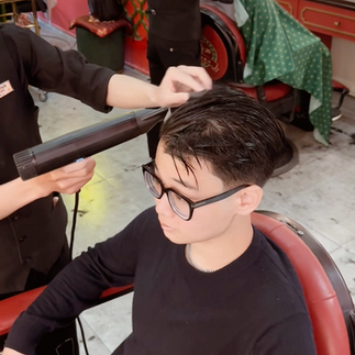 cạo râu khăn nóng, barber, barbershop, tiệm tóc nam, cắt tóc nam, tiệm hớt tóc, hớt tóc nam, tóc nam đẹp, tiệm cắt tóc quận 3, tiệm tóc quận 10, tiệm tóc quận 5, tóc nam lịch sự, tóc nam cổ điển, tạo kiểu tóc, sấy tóc, cắt tóc, tóc nam sành điệu, tóc đẹp quận 3, nhuộm tóc nam, uốn tóc, ép side, sidepart, buzzcut, tóc chải, pomade, undercut, pompadour