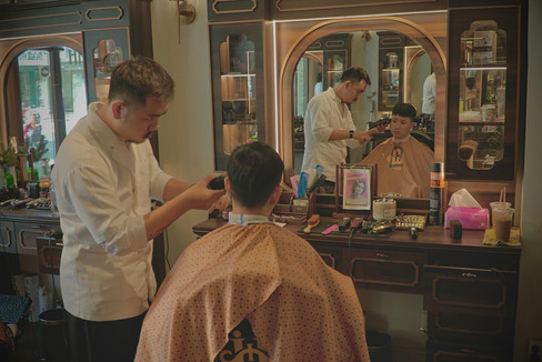 cạo râu khăn nóng, barber, barbershop, tiệm tóc nam, cắt tóc nam, tiệm hớt tóc, hớt tóc nam, tóc nam đẹp, tiệm cắt tóc quận 3, tiệm tóc quận 10, tiệm tóc quận 5, tóc nam lịch sự, tóc nam cổ điển, tạo kiểu tóc, sấy tóc, cắt tóc, tóc nam sành điệu, tóc đẹp quận 3, nhuộm tóc nam, uốn tóc, ép side, sidepart, buzzcut, tóc chải, pomade, undercut, pompadour,
