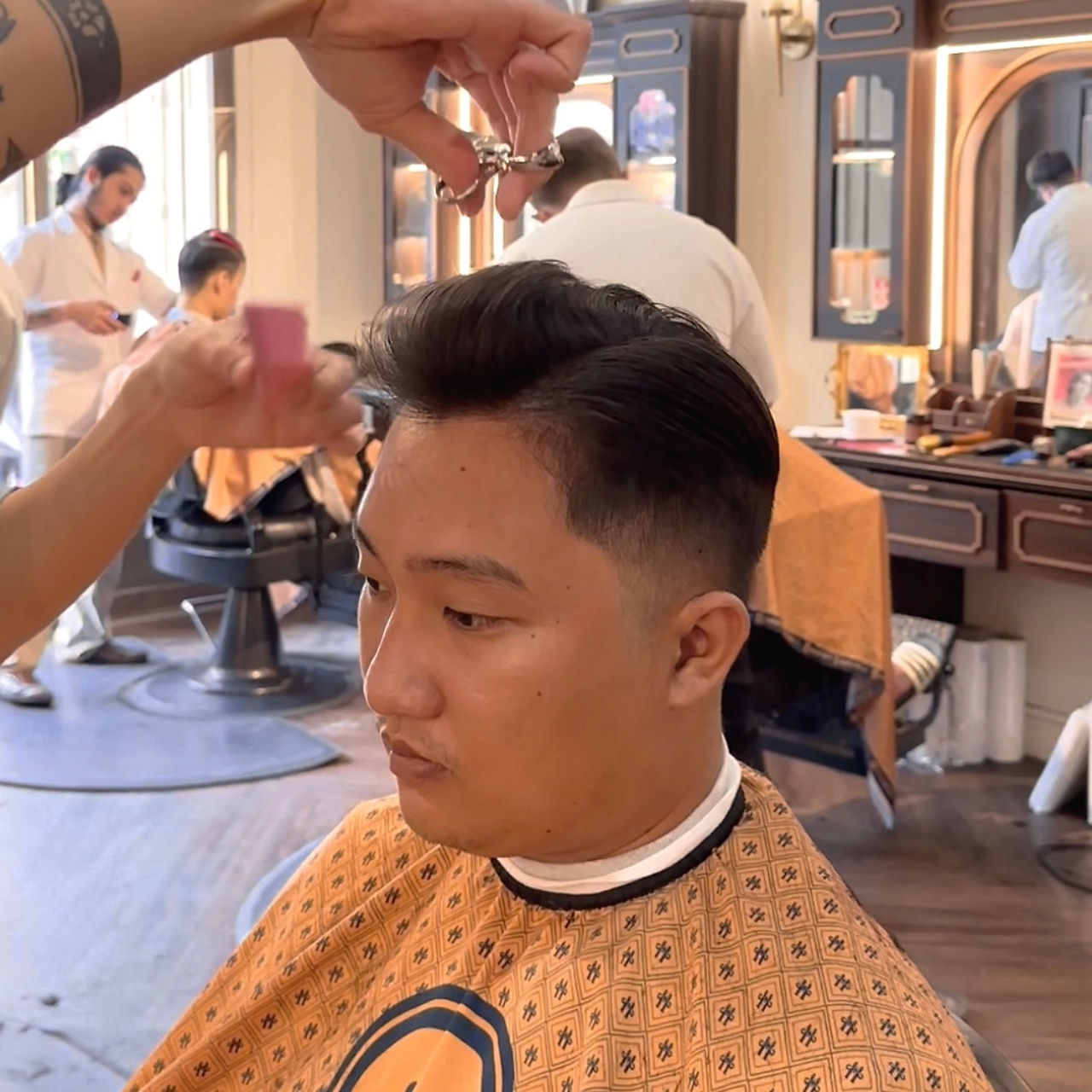 cạo râu khăn nóng, barber, barbershop, tiệm tóc nam, cắt tóc nam, tiệm hớt tóc, hớt tóc nam, tóc nam đẹp, tiệm cắt tóc quận 3, tiệm tóc quận 10, tiệm tóc quận 5, tóc nam lịch sự, tóc nam cổ điển, tạo kiểu tóc, sấy tóc, cắt tóc, tóc nam sành điệu, tóc đẹp quận 3, nhuộm tóc nam, uốn tóc, ép side, sidepart, buzzcut, tóc chải, pomade, undercut, pompadour