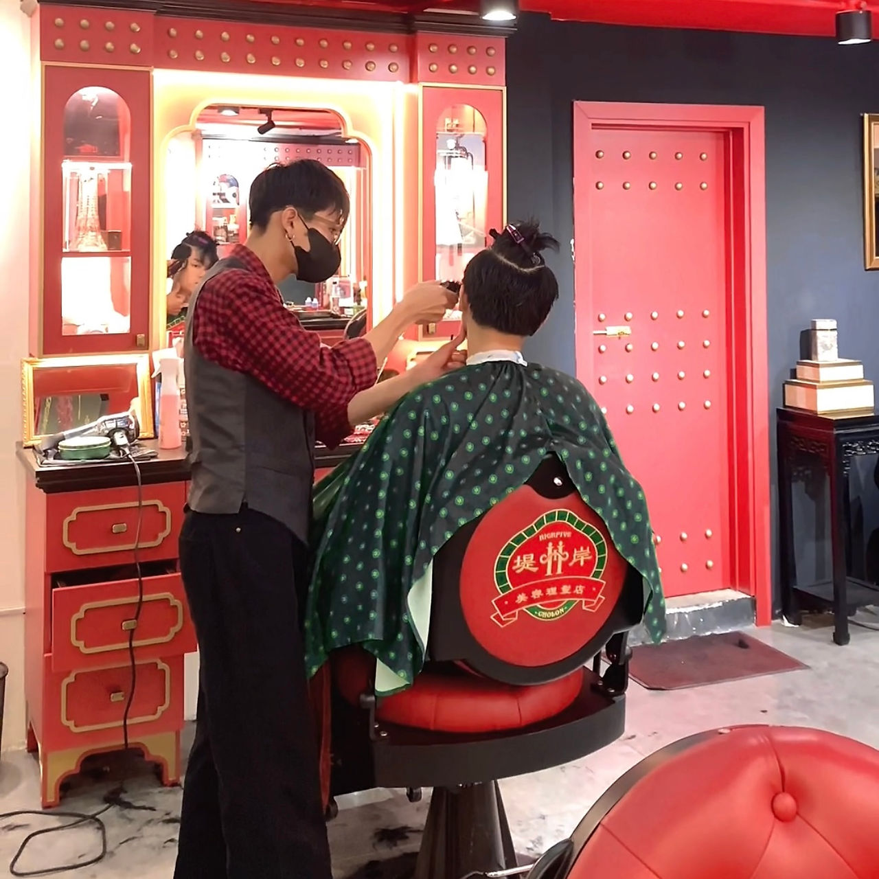 barber, barbershop, tiệm tóc nam, cắt tóc nam, tiệm hớt tóc, hớt tóc nam, tóc nam đẹp, tiệm cắt tóc quận 3, tiệm tóc quận 10, tiệm tóc quận 5, tóc nam lịch sự, tóc nam cổ điển, tóc nam đi tiệt, cắt tóc nam ở đâu, tạo kiểu tóc, sấy tóc, cắt tóc, tóc nam sành điệu, tóc đẹp quận 3, nhuộm tóc nam, uốn tóc, ép side, sidepart, longtrim, buzzcut, tóc chải, pomade, undercut, pompadour, gentleman