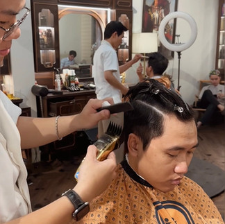 cạo râu khăn nóng, barber, barbershop, tiệm tóc nam, cắt tóc nam, tiệm hớt tóc, hớt tóc nam, tóc nam đẹp, tiệm cắt tóc quận 3, tiệm tóc quận 10, tiệm tóc quận 5, tóc nam lịch sự, tóc nam cổ điển, tạo kiểu tóc, sấy tóc, cắt tóc, tóc nam sành điệu, tóc đẹp quận 3, nhuộm tóc nam, uốn tóc, ép side, sidepart, buzzcut, tóc chải, pomade, undercut, pompadour