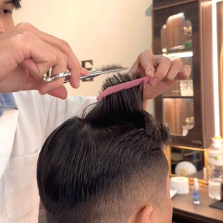 cạo râu khăn nóng, barber, barbershop, tiệm tóc nam, cắt tóc nam, tiệm hớt tóc, hớt tóc nam, tóc nam đẹp, tiệm cắt tóc quận 3, tiệm tóc quận 10, tiệm tóc quận 5, tóc nam lịch sự, tóc nam cổ điển, tạo kiểu tóc, sấy tóc, cắt tóc, tóc nam sành điệu, tóc đẹp quận 3, nhuộm tóc nam, uốn tóc, ép side, sidepart, buzzcut, tóc chải, pomade, undercut, pompadour