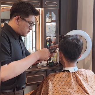 barber, barbershop, tiệm tóc nam, cắt tóc nam, tiệm hớt tóc, hớt tóc nam, tóc nam đẹp, tiệm cắt tóc quận 3, tiệm tóc quận 10, tiệm tóc quận 5, tóc nam lịch sự, tóc nam cổ điển, tóc nam đi tiệt, cắt tóc nam ở đâu, tạo kiểu tóc, sấy tóc, cắt tóc, tóc nam sành điệu, tóc đẹp quận 3, nhuộm tóc nam, uốn tóc, ép side, sidepart, longtrim, buzzcut, tóc chải, pomade, undercut, pompadour, gentleman,