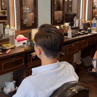 cạo râu khăn nóng, barber, barbershop, tiệm tóc nam, cắt tóc nam, tiệm hớt tóc, hớt tóc nam, tóc nam đẹp, tiệm cắt tóc quận 3, tiệm tóc quận 10, tiệm tóc quận 5, tóc nam lịch sự, tóc nam cổ điển, tạo kiểu tóc, sấy tóc, cắt tóc, tóc nam sành điệu, tóc đẹp quận 3, nhuộm tóc nam, uốn tóc, ép side, sidepart, buzzcut, tóc chải, pomade, undercut, pompadour,