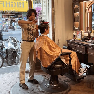 barber, barbershop, tiệm tóc nam, cắt tóc nam, tiệm hớt tóc, hớt tóc nam, tóc nam đẹp, tiệm cắt tóc quận 3, tiệm tóc quận 10, tiệm tóc quận 5, tóc nam lịch sự, tóc nam cổ điển, tóc nam đi tiệt, cắt tóc nam ở đâu, tạo kiểu tóc, sấy tóc, cắt tóc, tóc nam sành điệu, tóc đẹp quận 3, nhuộm tóc nam, uốn tóc, ép side, sidepart, longtrim, buzzcut, tóc chải, pomade, undercut, pompadour, gentleman