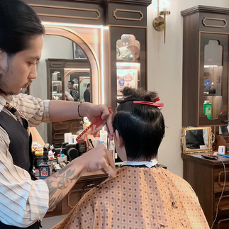 bespoke barbering, bespokecoloring, bespoke home service, cắt tóc tận nơi, cắt tóc tận nhà, barber home service, cạo râu khăn nóng, barber, barbershop, tiệm tóc nam, cắt tóc nam, tiệm hớt tóc, hớt tóc nam, tóc nam đẹp, tiệm cắt tóc quận 3, tiệm tóc quận 10, tiệm tóc quận 5, tóc nam lịch sự, tóc nam cổ điển, cắt tóc, nhuộm tóc nam, uốn tóc, ép side