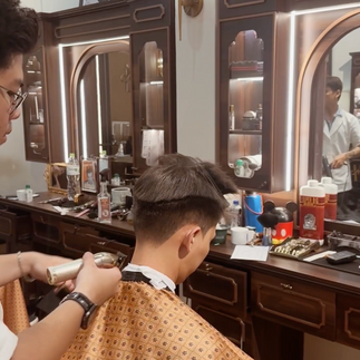 cạo râu khăn nóng, barber, barbershop, tiệm tóc nam, cắt tóc nam, tiệm hớt tóc, hớt tóc nam, tóc nam đẹp, tiệm cắt tóc quận 3, tiệm tóc quận 10, tiệm tóc quận 5, tóc nam lịch sự, tóc nam cổ điển, tạo kiểu tóc, sấy tóc, cắt tóc, tóc nam sành điệu, tóc đẹp quận 3, nhuộm tóc nam, uốn tóc, ép side, sidepart, buzzcut, tóc chải, pomade, undercut, pompadour,