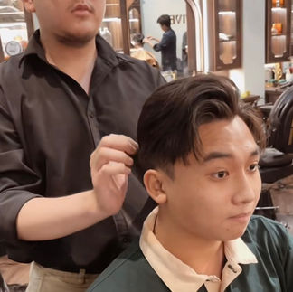 barber, barbershop, tiệm tóc nam, cắt tóc nam, tiệm hớt tóc, hớt tóc nam, tóc nam đẹp, tiệm cắt tóc quận 3, tiệm tóc quận 10, tiệm tóc quận 5, tóc nam lịch sự, tóc nam cổ điển, tóc nam đi tiệt, cắt tóc nam ở đâu, tạo kiểu tóc, sấy tóc, cắt tóc, tóc nam sành điệu, tóc đẹp quận 3, nhuộm tóc nam, uốn tóc, ép side, sidepart, longtrim, buzzcut, tóc chải, pomade, undercut, pompadour, gentleman,
