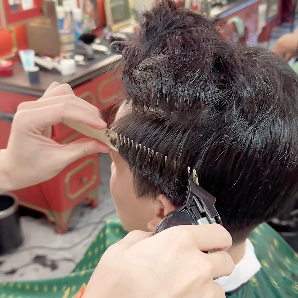 bespoke barbering, bespokecoloring, bespoke home service, cắt tóc tận nơi, cắt tóc tận nhà, barber home service, cạo râu khăn nóng, barber, barbershop, tiệm tóc nam, cắt tóc nam, tiệm hớt tóc, hớt tóc nam, tóc nam đẹp, tiệm cắt tóc quận 3, tiệm tóc quận 10, tiệm tóc quận 5, tóc nam lịch sự, tóc nam cổ điển, cắt tóc, nhuộm tóc nam, uốn tóc, ép side