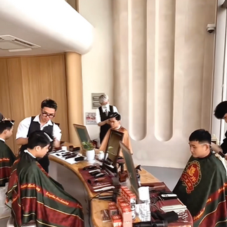 Barber Highfive Barbershop đang cắt tóc tận nơi cho nhân viên nam tại văn phòng làm việc chuyên nghi