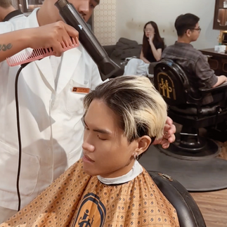 cạo râu khăn nóng, barber, barbershop, tiệm tóc nam, cắt tóc nam, tiệm hớt tóc, hớt tóc nam, tóc nam đẹp, tiệm cắt tóc quận 3, tiệm tóc quận 10, tiệm tóc quận 5, tóc nam lịch sự, tóc nam cổ điển, tạo kiểu tóc, sấy tóc, cắt tóc, tóc nam sành điệu, tóc đẹp quận 3, nhuộm tóc nam, uốn tóc, ép side, sidepart, buzzcut, tóc chải, pomade, undercut, pompadour