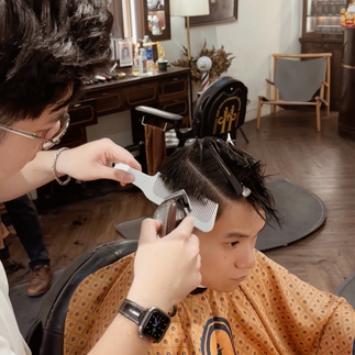 cạo râu khăn nóng, barber, barbershop, tiệm tóc nam, cắt tóc nam, tiệm hớt tóc, hớt tóc nam, tóc nam đẹp, tiệm cắt tóc quận 3, tiệm tóc quận 10, tiệm tóc quận 5, tóc nam lịch sự, tóc nam cổ điển, tạo kiểu tóc, sấy tóc, cắt tóc, tóc nam sành điệu, tóc đẹp quận 3, nhuộm tóc nam, uốn tóc, ép side, sidepart, buzzcut, tóc chải, pomade, undercut, pompadour