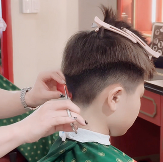 bespoke barbering, bespokecoloring, bespoke home service, cắt tóc tận nơi, cắt tóc tận nhà, barber home service, cạo râu khăn nóng, barber, barbershop, tiệm tóc nam, cắt tóc nam, tiệm hớt tóc, hớt tóc nam, tóc nam đẹp, tiệm cắt tóc quận 3, tiệm tóc quận 10, tiệm tóc quận 5, tóc nam lịch sự, tóc nam cổ điển, cắt tóc, nhuộm tóc nam, uốn tóc, ép side