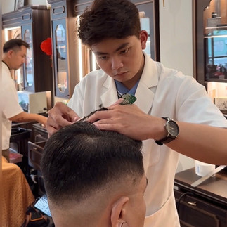 cạo râu khăn nóng, barber, barbershop, tiệm tóc nam, cắt tóc nam, tiệm hớt tóc, hớt tóc nam, tóc nam đẹp, tiệm cắt tóc quận 3, tiệm tóc quận 10, tiệm tóc quận 5, tóc nam lịch sự, tóc nam cổ điển, tạo kiểu tóc, sấy tóc, cắt tóc, tóc nam sành điệu, tóc đẹp quận 3, nhuộm tóc nam, uốn tóc, ép side, sidepart, buzzcut, tóc chải, pomade, undercut, pompadour,