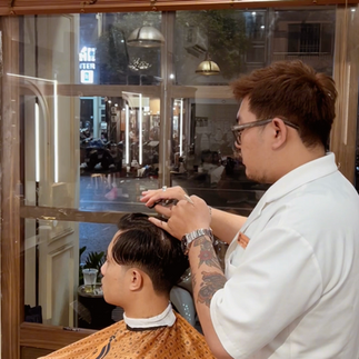 cạo râu khăn nóng, barber, barbershop, tiệm tóc nam, cắt tóc nam, tiệm hớt tóc, hớt tóc nam, tóc nam đẹp, tiệm cắt tóc quận 3, tiệm tóc quận 10, tiệm tóc quận 5, tóc nam lịch sự, tóc nam cổ điển, tạo kiểu tóc, sấy tóc, cắt tóc, tóc nam sành điệu, tóc đẹp quận 3, nhuộm tóc nam, uốn tóc, ép side, sidepart, buzzcut, tóc chải, pomade, undercut, pompadour