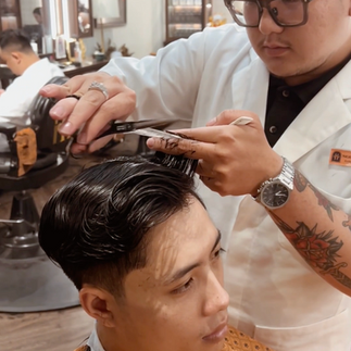 cạo râu khăn nóng, barber, barbershop, tiệm tóc nam, cắt tóc nam, tiệm hớt tóc, hớt tóc nam, tóc nam đẹp, tiệm cắt tóc quận 3, tiệm tóc quận 10, tiệm tóc quận 5, tóc nam lịch sự, tóc nam cổ điển, tạo kiểu tóc, sấy tóc, cắt tóc, tóc nam sành điệu, tóc đẹp quận 3, nhuộm tóc nam, uốn tóc, ép side, sidepart, buzzcut, tóc chải, pomade, undercut, pompadour