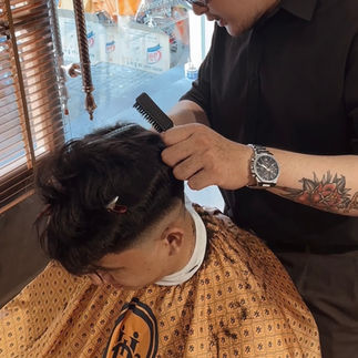 barber, barbershop, tiệm tóc nam, cắt tóc nam, tiệm hớt tóc, hớt tóc nam, tóc nam đẹp, tiệm cắt tóc quận 3, tiệm tóc quận 10, tiệm tóc quận 5, tóc nam lịch sự, tóc nam cổ điển, tóc nam đi tiệt, cắt tóc nam ở đâu, tạo kiểu tóc, sấy tóc, cắt tóc, tóc nam sành điệu, tóc đẹp quận 3, nhuộm tóc nam, uốn tóc, ép side, sidepart, longtrim, buzzcut, tóc chải, pomade, undercut, pompadour, gentleman