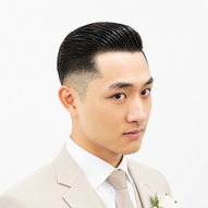 Phần tóc xung quanh được cắt High Fade (sát lên cao gần đỉnh đầu). Phần top được vuốt dựng và chải ngược về sau tạo độ phồng (Pomp) vuông vức, nam tính.