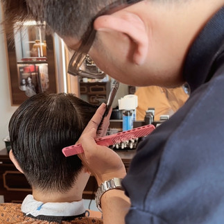 barber, barbershop, tiệm tóc nam, cắt tóc nam, tiệm hớt tóc, hớt tóc nam, tóc nam đẹp, tiệm cắt tóc quận 3, tiệm tóc quận 10, tiệm tóc quận 5, tóc nam lịch sự, tóc nam cổ điển, tóc nam đi tiệt, cắt tóc nam ở đâu, tạo kiểu tóc, sấy tóc, cắt tóc, tóc nam sành điệu, tóc đẹp quận 3, nhuộm tóc nam, uốn tóc, ép side, sidepart, longtrim, buzzcut, tóc chải, pomade, undercut, pompadour, gentleman