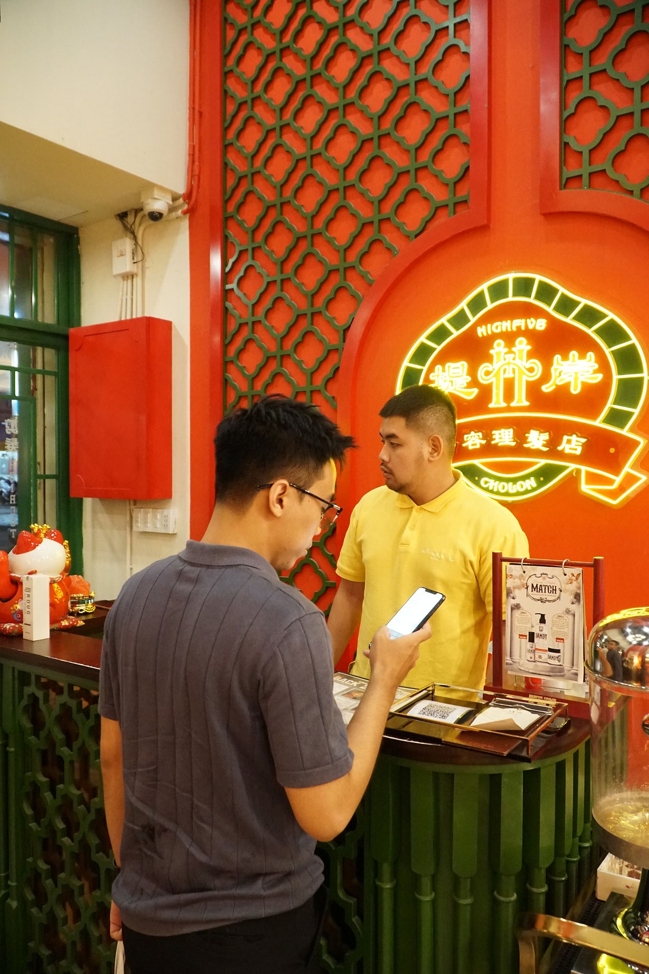 Highfive barbershop Chợ Lớn, tiệm tóc người Hoa, tiệm tóc quận 5, tiệm hớt tóc Chợ Lớn, barbershop
