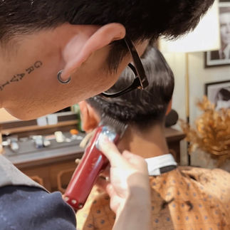 barber, barbershop, tiệm tóc nam, cắt tóc nam, tiệm hớt tóc, hớt tóc nam, tóc nam đẹp, tiệm cắt tóc quận 3, tiệm tóc quận 10, tiệm tóc quận 5, tóc nam lịch sự, tóc nam cổ điển, tóc nam đi tiệt, cắt tóc nam ở đâu, tạo kiểu tóc, sấy tóc, cắt tóc, tóc nam sành điệu, tóc đẹp quận 3, nhuộm tóc nam, uốn tóc, ép side, sidepart, longtrim, buzzcut, tóc chải, pomade, undercut, pompadour, gentleman,