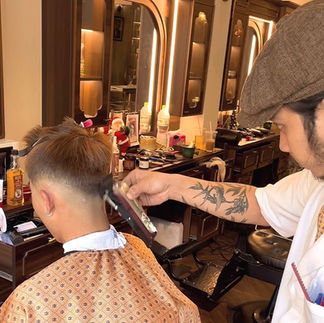 barber, barbershop, tiệm tóc nam, cắt tóc nam, tiệm hớt tóc, hớt tóc nam, tóc nam đẹp, tiệm cắt tóc quận 3, tiệm tóc quận 10, tiệm tóc quận 5, tóc nam lịch sự, tóc nam cổ điển, tóc nam đi tiệt, cắt tóc nam ở đâu, tạo kiểu tóc, sấy tóc, cắt tóc, tóc nam sành điệu, tóc đẹp quận 3, nhuộm tóc nam, uốn tóc, ép side, sidepart, longtrim, buzzcut, tóc chải, pomade, undercut, pompadour, gentleman
