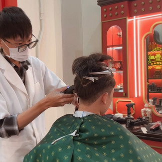 cạo râu khăn nóng, barber, barbershop, tiệm tóc nam, cắt tóc nam, tiệm hớt tóc, hớt tóc nam, tóc nam đẹp, tiệm cắt tóc quận 3, tiệm tóc quận 10, tiệm tóc quận 5, tóc nam lịch sự, tóc nam cổ điển, tạo kiểu tóc, sấy tóc, cắt tóc, tóc nam sành điệu, tóc đẹp quận 3, nhuộm tóc nam, uốn tóc, ép side, sidepart, buzzcut, tóc chải, pomade, undercut, pompadour,