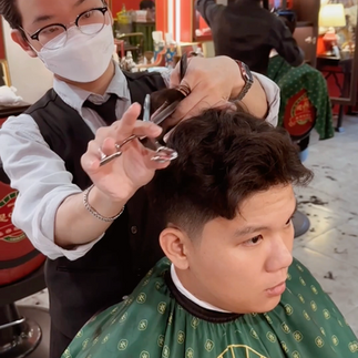 cạo râu khăn nóng, barber, barbershop, tiệm tóc nam, cắt tóc nam, tiệm hớt tóc, hớt tóc nam, tóc nam đẹp, tiệm cắt tóc quận 3, tiệm tóc quận 10, tiệm tóc quận 5, tóc nam lịch sự, tóc nam cổ điển, tạo kiểu tóc, sấy tóc, cắt tóc, tóc nam sành điệu, tóc đẹp quận 3, nhuộm tóc nam, uốn tóc, ép side, sidepart, buzzcut, tóc chải, pomade, undercut, pompadour