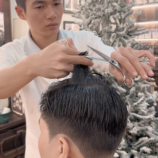bespoke barbering, bespokecoloring, bespoke home service, cắt tóc tận nơi, cắt tóc tận nhà, barber home service, cạo râu khăn nóng, barber, barbershop, tiệm tóc nam, cắt tóc nam, tiệm hớt tóc, hớt tóc nam, tóc nam đẹp, tiệm cắt tóc quận 3, tiệm tóc quận 10, tiệm tóc quận 5, tóc nam lịch sự, tóc nam cổ điển, cắt tóc, nhuộm tóc nam, uốn tóc, ép side