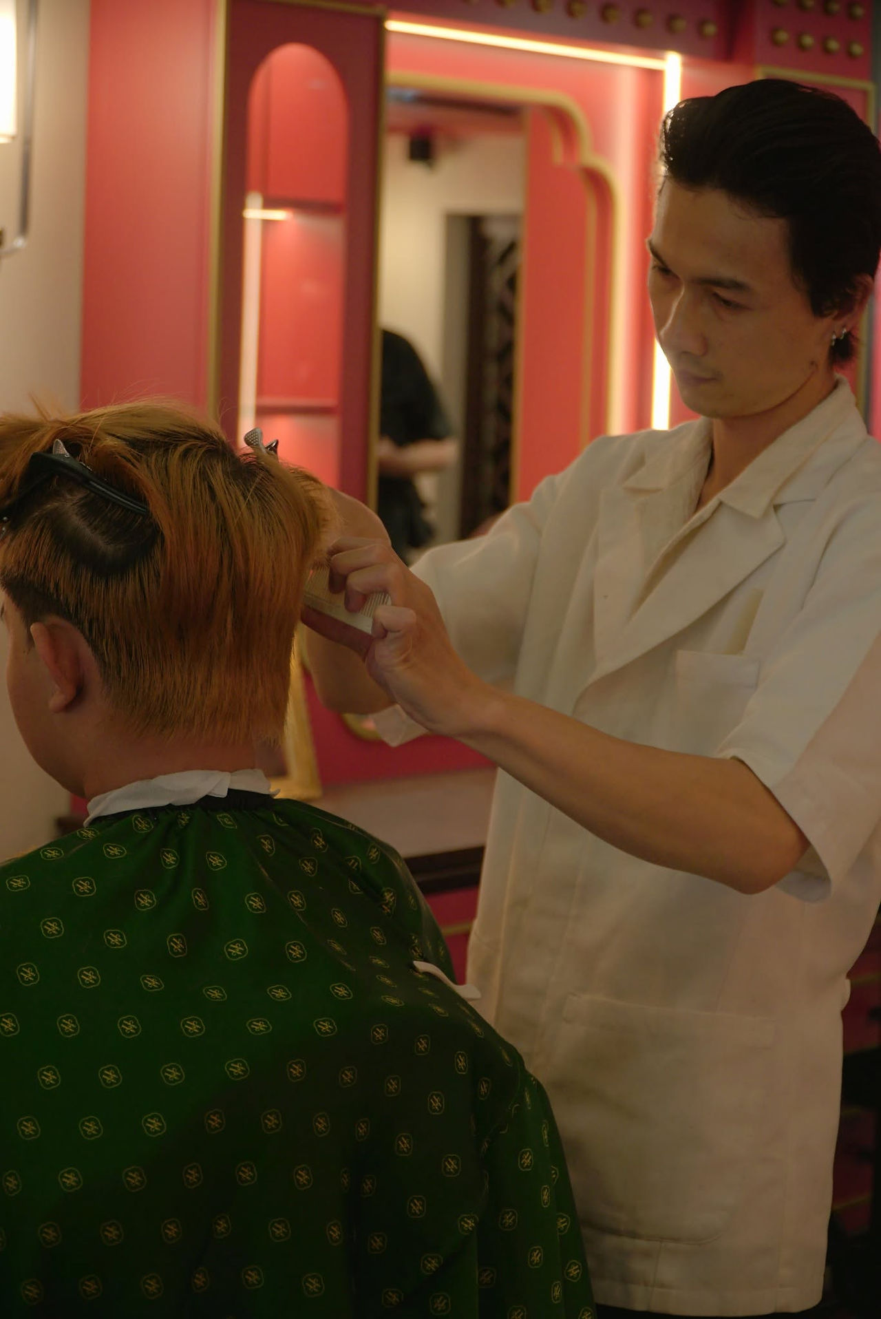 欢迎来到胡志明市 Highfive Barbershop 堤岸店。复古男士理发设计，全店英文沟通顺畅，为您定制专属的绅士理容体验。
