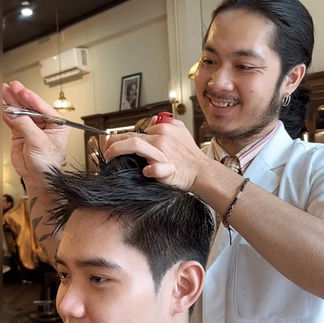 cạo râu khăn nóng, barber, barbershop, tiệm tóc nam, cắt tóc nam, tiệm hớt tóc, hớt tóc nam, tóc nam đẹp, tiệm cắt tóc quận 3, tiệm tóc quận 10, tiệm tóc quận 5, tóc nam lịch sự, tóc nam cổ điển, tạo kiểu tóc, sấy tóc, cắt tóc, tóc nam sành điệu, tóc đẹp quận 3, nhuộm tóc nam, uốn tóc, ép side, sidepart, buzzcut, tóc chải, pomade, undercut, pompadour,