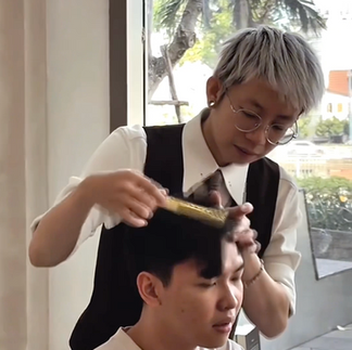 Barber Highfive Barbershop đang cắt tóc tận nơi cho nhân viên nam tại văn phòng làm việc chuyên nghi