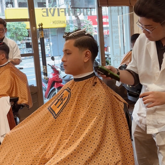 cạo râu khăn nóng, barber, barbershop, tiệm tóc nam, cắt tóc nam, tiệm hớt tóc, hớt tóc nam, tóc nam đẹp, tiệm cắt tóc quận 3, tiệm tóc quận 10, tiệm tóc quận 5, tóc nam lịch sự, tóc nam cổ điển, tạo kiểu tóc, sấy tóc, cắt tóc, tóc nam sành điệu, tóc đẹp quận 3, nhuộm tóc nam, uốn tóc, ép side, sidepart, buzzcut, tóc chải, pomade, undercut, pompadour