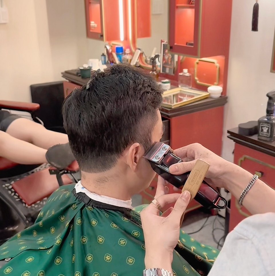 bespoke barbering, bespokecoloring, bespoke home service, cắt tóc tận nơi, cắt tóc tận nhà, barber home service, cạo râu khăn nóng, barber, barbershop, tiệm tóc nam, cắt tóc nam, tiệm hớt tóc, hớt tóc nam, tóc nam đẹp, tiệm cắt tóc quận 3, tiệm tóc quận 10, tiệm tóc quận 5, tóc nam lịch sự, tóc nam cổ điển, cắt tóc, nhuộm tóc nam, uốn tóc, ép side