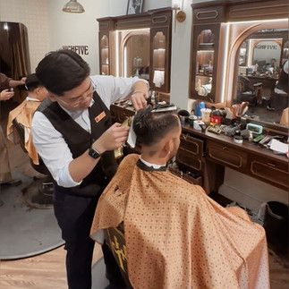 cạo râu khăn nóng, barber, barbershop, tiệm tóc nam, cắt tóc nam, tiệm hớt tóc, hớt tóc nam, tóc nam đẹp, tiệm cắt tóc quận 3, tiệm tóc quận 10, tiệm tóc quận 5, tóc nam lịch sự, tóc nam cổ điển, tạo kiểu tóc, sấy tóc, cắt tóc, tóc nam sành điệu, tóc đẹp quận 3, nhuộm tóc nam, uốn tóc, ép side, sidepart, buzzcut, tóc chải, pomade, undercut, pompadour, 