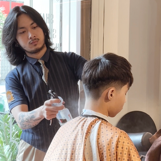 barber, barbershop, tiệm tóc nam, cắt tóc nam, tiệm hớt tóc, hớt tóc nam, tóc nam đẹp, tiệm cắt tóc quận 3, tiệm tóc quận 10, tiệm tóc quận 5, tóc nam lịch sự, tóc nam cổ điển, tóc nam đi tiệt, cắt tóc nam ở đâu, tạo kiểu tóc, sấy tóc, cắt tóc, tóc nam sành điệu, tóc đẹp quận 3, nhuộm tóc nam, uốn tóc, ép side, sidepart, longtrim, buzzcut, tóc chải, pomade, undercut, pompadour, gentleman,