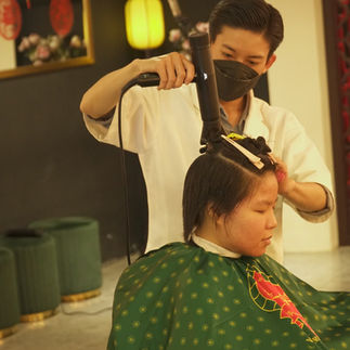 cạo râu khăn nóng, barber, barbershop, tiệm tóc nam, cắt tóc nam, tiệm hớt tóc, hớt tóc nam, tóc nam đẹp, tiệm cắt tóc quận 3, tiệm tóc quận 10, tiệm tóc quận 5, tóc nam lịch sự, tóc nam cổ điển, tạo kiểu tóc, sấy tóc, cắt tóc, tóc nam sành điệu, tóc đẹp quận 3, nhuộm tóc nam, uốn tóc, ép side, sidepart, buzzcut, tóc chải, pomade, undercut, pompadour