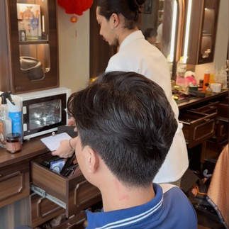 cạo râu khăn nóng, barber, barbershop, tiệm tóc nam, cắt tóc nam, tiệm hớt tóc, hớt tóc nam, tóc nam đẹp, tiệm cắt tóc quận 3, tiệm tóc quận 10, tiệm tóc quận 5, tóc nam lịch sự, tóc nam cổ điển, tạo kiểu tóc, sấy tóc, cắt tóc, tóc nam sành điệu, tóc đẹp quận 3, nhuộm tóc nam, uốn tóc, ép side, sidepart, buzzcut, tóc chải, pomade, undercut, pompadour,