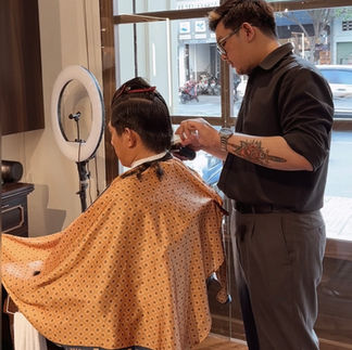 barber, barbershop, tiệm tóc nam, cắt tóc nam, tiệm hớt tóc, hớt tóc nam, tóc nam đẹp, tiệm cắt tóc quận 3, tiệm tóc quận 10, tiệm tóc quận 5, tóc nam lịch sự, tóc nam cổ điển, tóc nam đi tiệt, cắt tóc nam ở đâu, tạo kiểu tóc, sấy tóc, cắt tóc, tóc nam sành điệu, tóc đẹp quận 3, nhuộm tóc nam, uốn tóc, ép side, sidepart, longtrim, buzzcut, tóc chải, pomade, undercut, pompadour, gentleman,