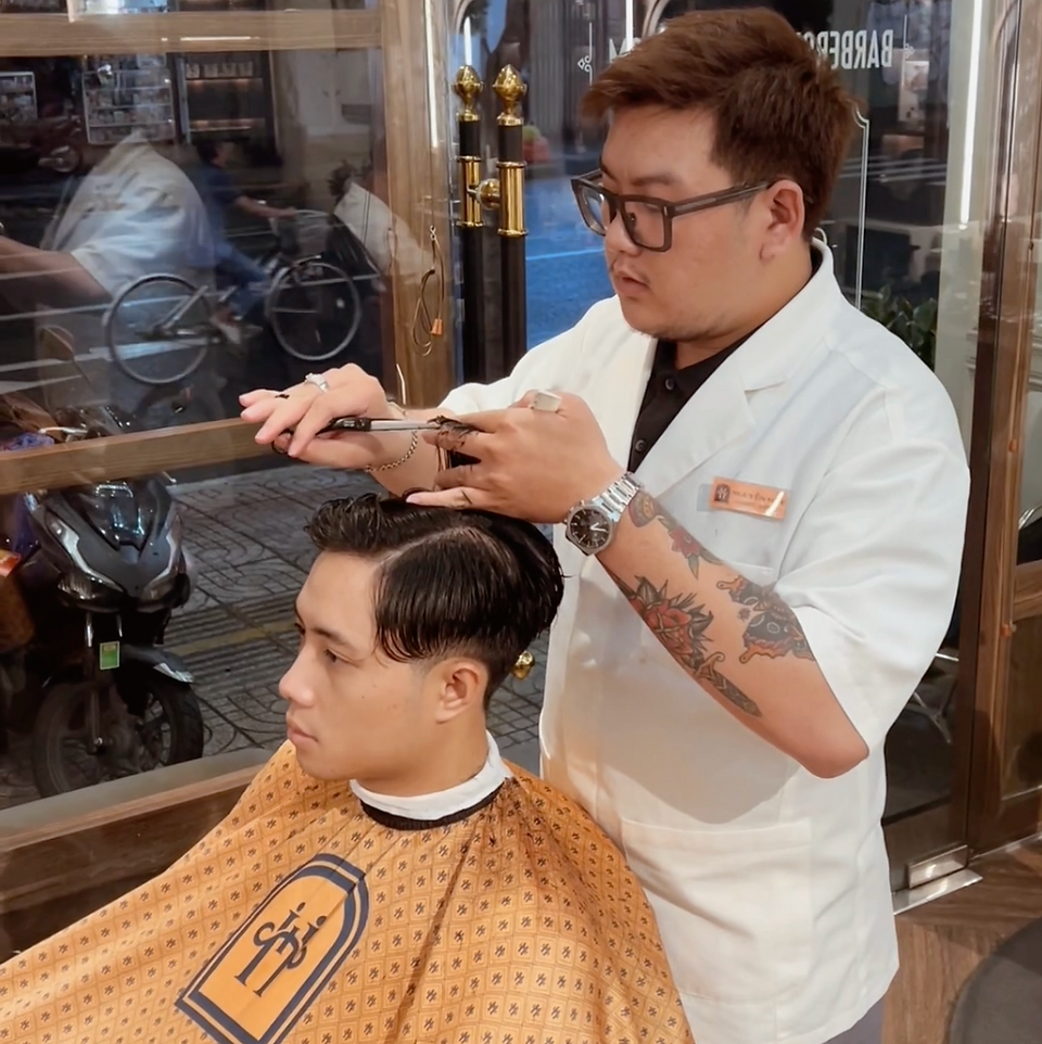 cạo râu khăn nóng, barber, barbershop, tiệm tóc nam, cắt tóc nam, tiệm hớt tóc, hớt tóc nam, tóc nam đẹp, tiệm cắt tóc quận 3, tiệm tóc quận 10, tiệm tóc quận 5, tóc nam lịch sự, tóc nam cổ điển, tạo kiểu tóc, sấy tóc, cắt tóc, tóc nam sành điệu, tóc đẹp quận 3, nhuộm tóc nam, uốn tóc, ép side, sidepart, buzzcut, tóc chải, pomade, undercut, pompadour