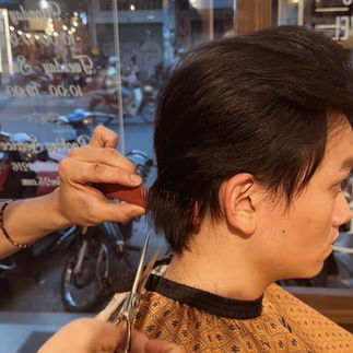 barber, barbershop, tiệm tóc nam, cắt tóc nam, tiệm hớt tóc, hớt tóc nam, tóc nam đẹp, tiệm cắt tóc quận 3, tiệm tóc quận 10, tiệm tóc quận 5, tóc nam lịch sự, tóc nam cổ điển, tóc nam đi tiệt, cắt tóc nam ở đâu, tạo kiểu tóc, sấy tóc, cắt tóc, tóc nam sành điệu, tóc đẹp quận 3, nhuộm tóc nam, uốn tóc, ép side, sidepart, longtrim, buzzcut, tóc chải, pomade, undercut, pompadour, gentleman