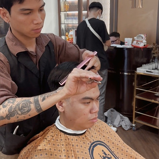 cạo râu khăn nóng, barber, barbershop, tiệm tóc nam, cắt tóc nam, tiệm hớt tóc, hớt tóc nam, tóc nam đẹp, tiệm cắt tóc quận 3, tiệm tóc quận 10, tiệm tóc quận 5, tóc nam lịch sự, tóc nam cổ điển, tạo kiểu tóc, sấy tóc, cắt tóc, tóc nam sành điệu, tóc đẹp quận 3, nhuộm tóc nam, uốn tóc, ép side, sidepart, buzzcut, tóc chải, pomade, undercut, pompadour