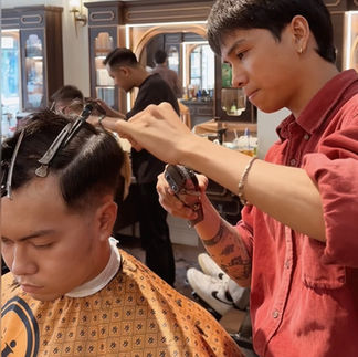 barber, barbershop, tiệm tóc nam, cắt tóc nam, tiệm hớt tóc, hớt tóc nam, tóc nam đẹp, tiệm cắt tóc quận 3, tiệm tóc quận 10, tiệm tóc quận 5, tóc nam lịch sự, tóc nam cổ điển, tóc nam đi tiệt, cắt tóc nam ở đâu, tạo kiểu tóc, sấy tóc, cắt tóc, tóc nam sành điệu, tóc đẹp quận 3, nhuộm tóc nam, uốn tóc, ép side, sidepart, longtrim, buzzcut, tóc chải, pomade, undercut, pompadour, gentleman,