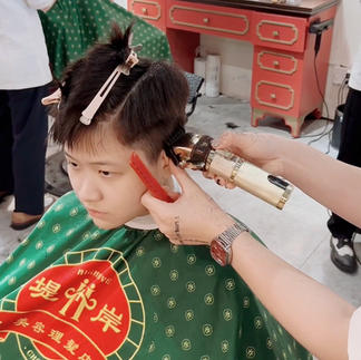 bespoke barbering, bespokecoloring, bespoke home service, cắt tóc tận nơi, cắt tóc tận nhà, barber home service, cạo râu khăn nóng, barber, barbershop, tiệm tóc nam, cắt tóc nam, tiệm hớt tóc, hớt tóc nam, tóc nam đẹp, tiệm cắt tóc quận 3, tiệm tóc quận 10, tiệm tóc quận 5, tóc nam lịch sự, tóc nam cổ điển, cắt tóc, nhuộm tóc nam, uốn tóc, ép side